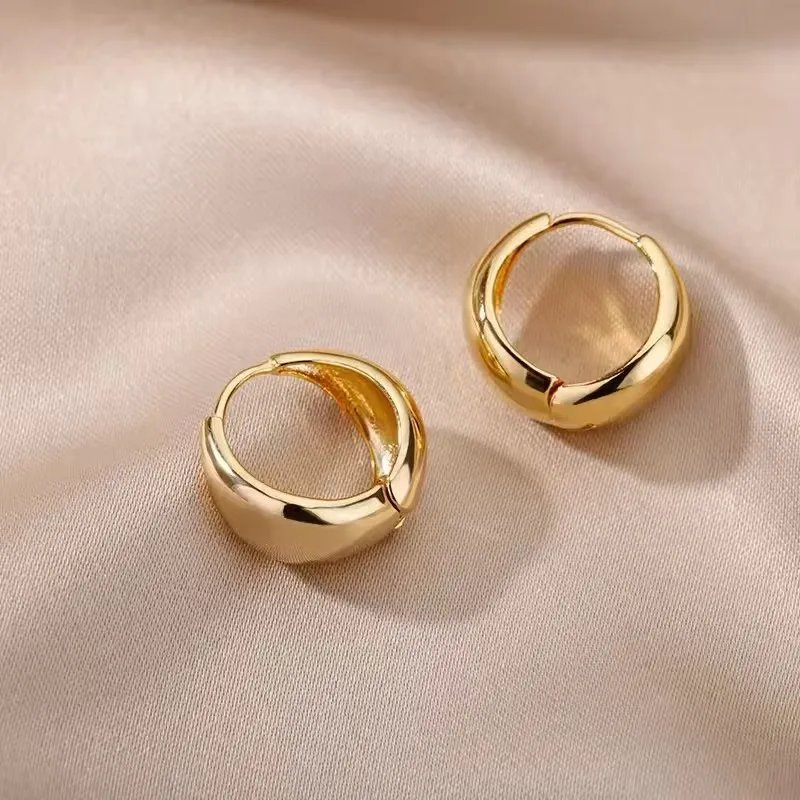Gold Teardrop Earrings – Elegant Polished Metal Design Gold Teardrop Earrings – Elegant Polished Metal Design