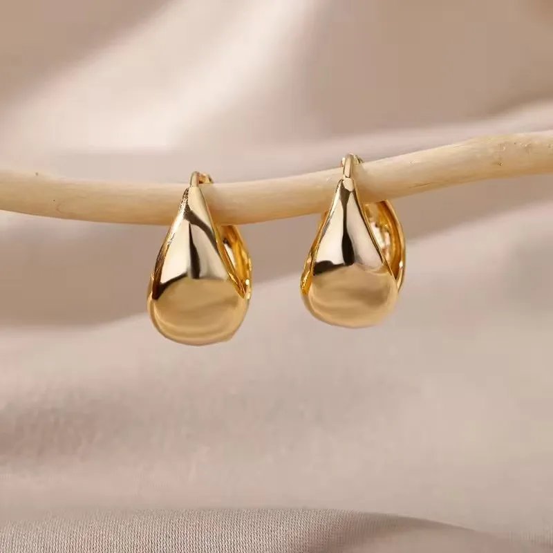 Gold Teardrop Earrings – Elegant Polished Metal Design