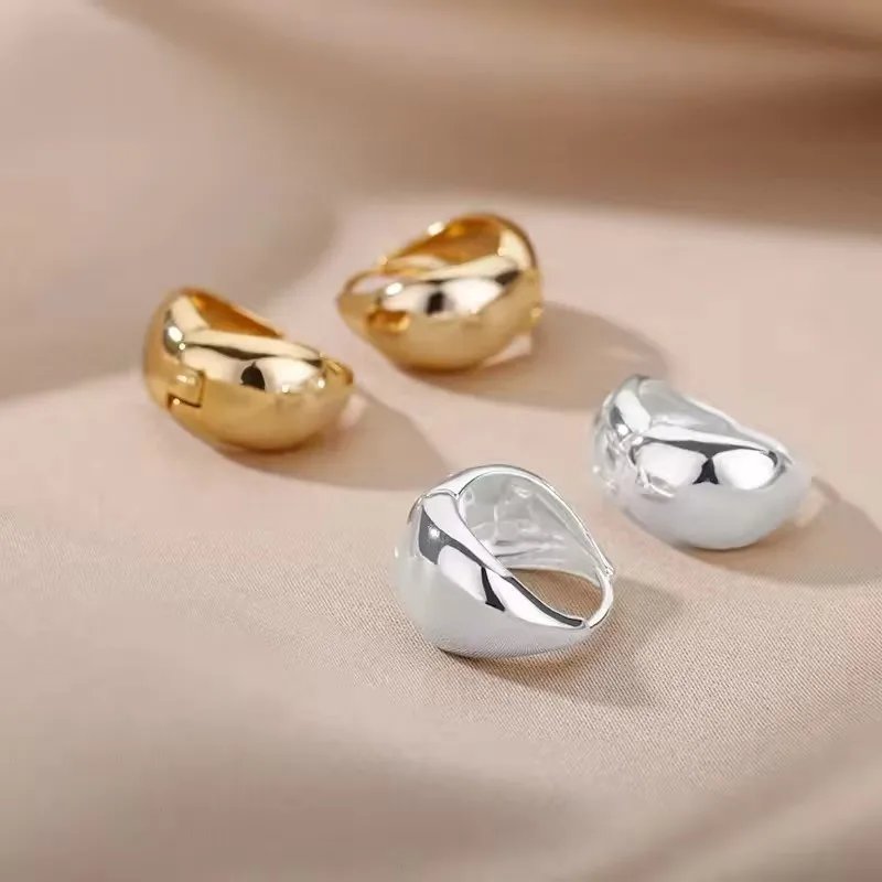 Gold Teardrop Earrings – Elegant Polished Metal Design Gold Teardrop Earrings – Elegant Polished Metal Design